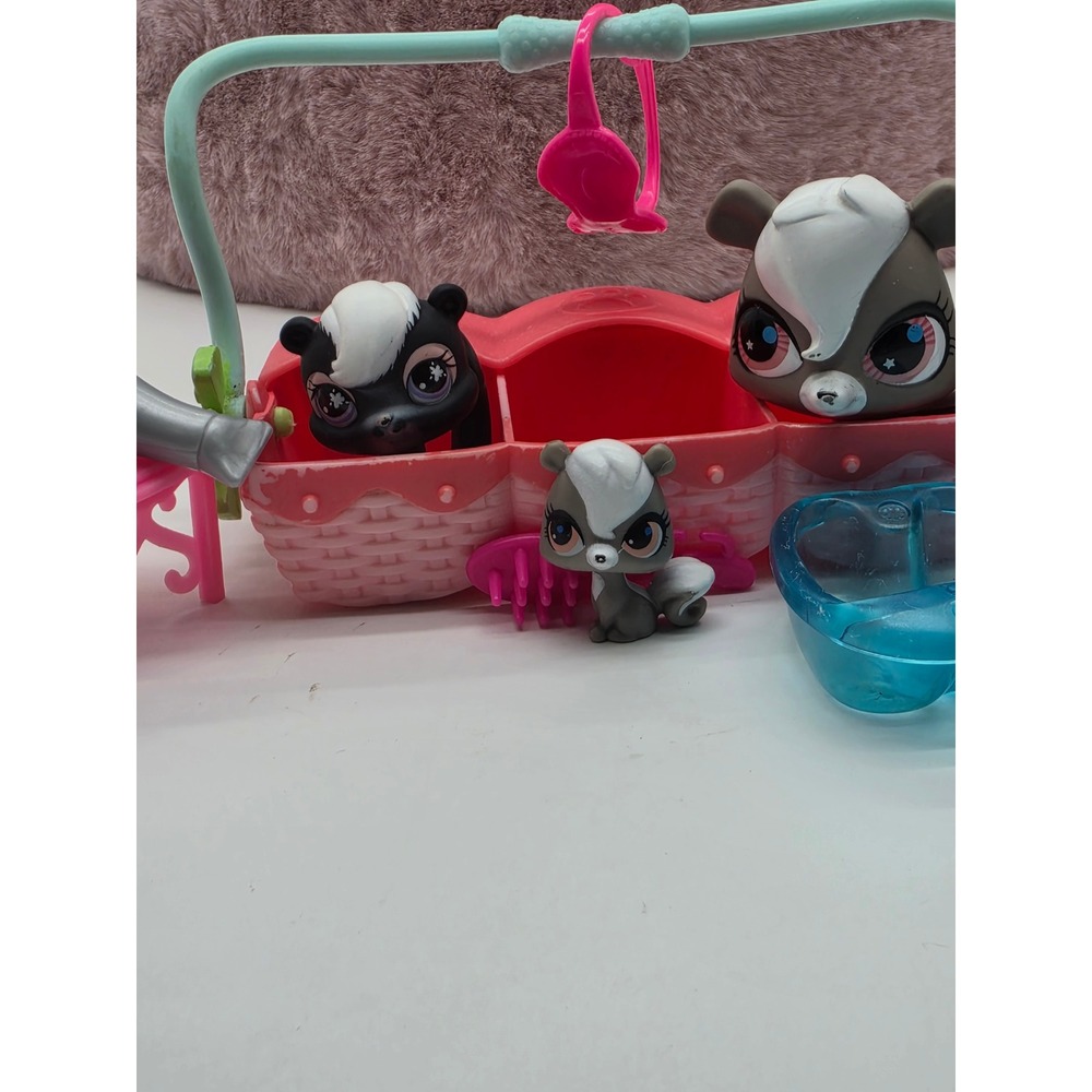 Littlest Pet Shop Skunk Family Set #85 #2694 Accessories Basket Hasbro - Picture 12 of 16